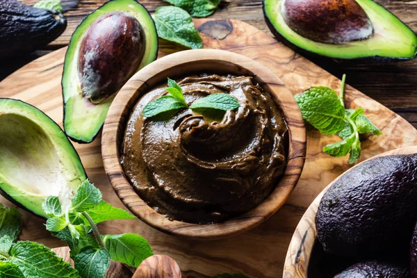 Avocado Chocolate Mousse Dalam Mangkuk Kayu Zaitun Bacground Kayu — Stok Foto