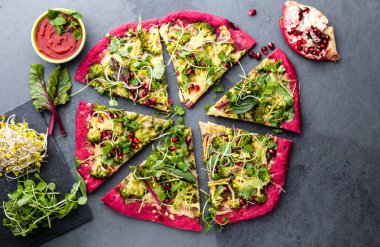 Mor kırmızı pancar hamur, sebze ve sprouis pizza, Sağlıklı fast food. Arduvaz arka plan, üstten görünüm