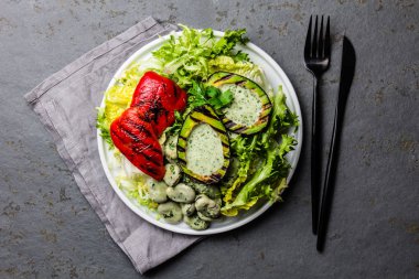 Vejetaryen marul salata Izgara avokado ve dolmalık biber fasulye. Üstten görünüm.