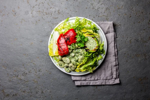 Salada Alface Vegetariana Com Abacate Grelhado Pimentão Vista Superior — Fotografia de Stock