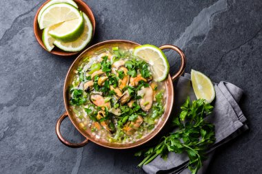 Perulu Gıda. Midye ceviche. Soğuk çorba deniz ürünleri, limon ve cooper kapta soğan. Arduvaz arka plan