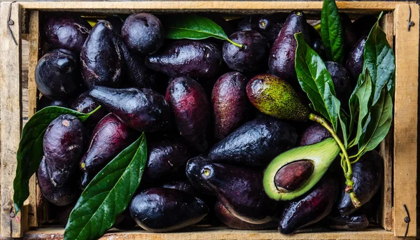 Doos Van Verse Avocado Met Bladeren Houten Achtergrond Oogst Begrip — Stockfoto