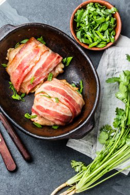 Tavuk pastırma sarılmış. Üstten görünüm. Arduvaz arka plan