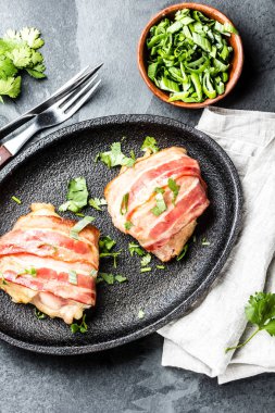 Tavuk pastırma sarılmış. Üstten görünüm. Arduvaz arka plan