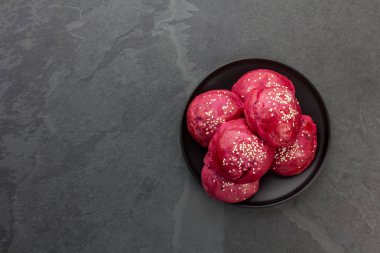 Sağlıklı pancar kırmızı mor ekmek. Hamburger için pancar buns. Sağlıklı gıda.