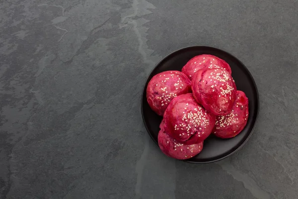 Sağlıklı pancar kırmızı mor ekmek. Hamburger için pancar buns. Sağlıklı gıda.