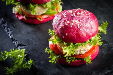 Renkli mor pancar Burger. Ekmeği ve sebze tavuk burger hamburger pancar ile pembe