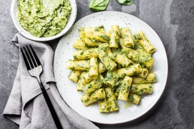 Yeşil avokado otlar soslu makarna. Üstten görünüm, arduvaz arka plan