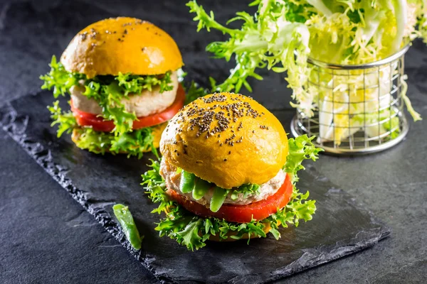 Kolor Żółty Burgery Domowe American Chicken Burgery Hamburgery Kurkumy Kurkumy — Zdjęcie stockowe