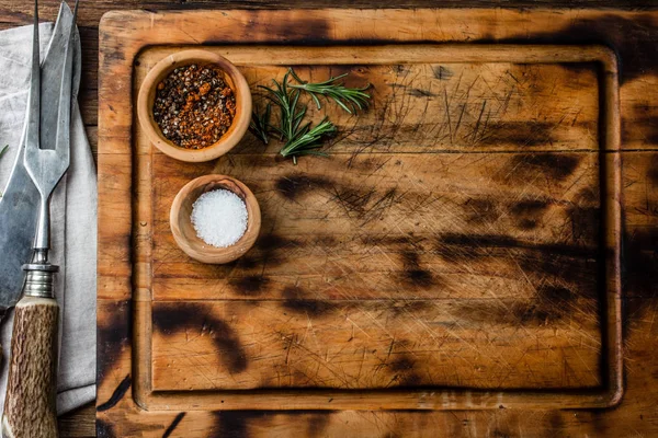 料理の背景概念 ビンテージまな板 スパイス トップ ビュー — ストック写真