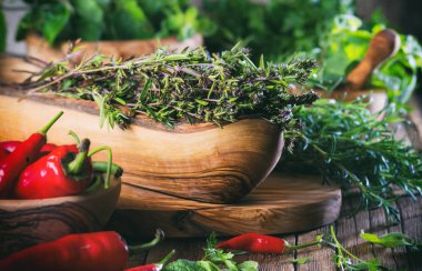 Taze otlar - kekik, biberiye, biber, nane, maydanoz zeytin ahşap kase