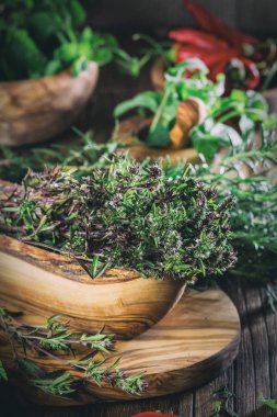 Taze otlar - kekik, biberiye, biber, nane, maydanoz zeytin ahşap kase