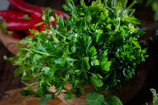 Salsa Fresca Taça Madeira Oliveira Fundo Madeira — Fotografia de Stock