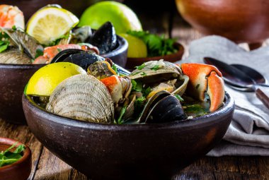 Deniz ürünleri istiridye yengeç mussela çorbası. Mariscal kil kase