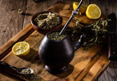 Yerba mate - Latin Amerika sıcak içecek bitki çayı kil kupa ahşap tablo