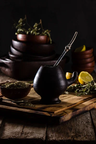 マテ茶 木製のテーブルにマグカップを粘土でラテン アメリカ ホット ドリンク ハーブ ティー — ストック写真