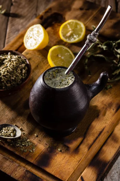 Yerba Mate Latinamerikanska Varm Dryck Örtte Lera Mugg Träbord — Stockfoto