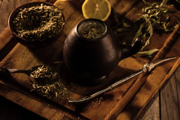 Yerba Mate Latinamerikanska Varm Dryck Örtte Lera Mugg Träbord — Stockfoto