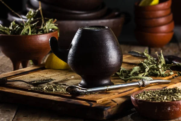 Yerba Mate Bebida Caliente Latinoamericana Hierbas Taza Arcilla Sobre Mesa —  Fotos de Stock