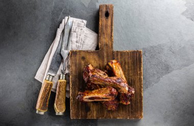 Domuz kaburga kesme kurulu, arduvaz arka plan üzerinde. üstten görünüm