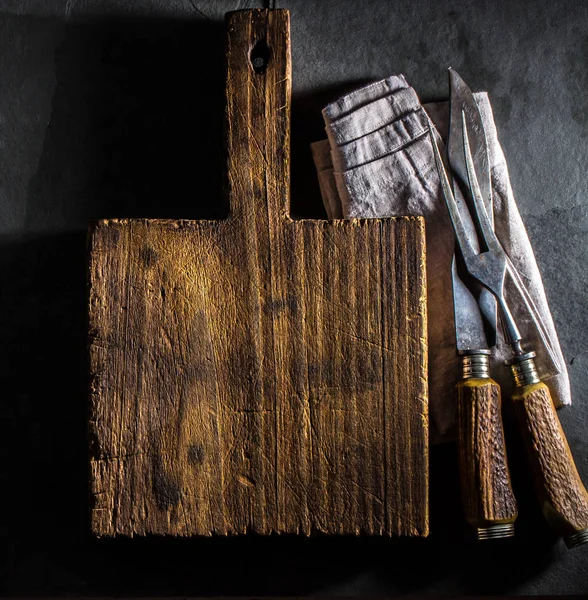 Arka plan yemek. Vintage kesme tahtası ve çatal bıçak takımı. Arduvaz arka plan