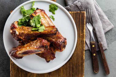 Barbekü domuz kaburga hizmet wite plaka, üstten görünüm, arduvaz arka plan