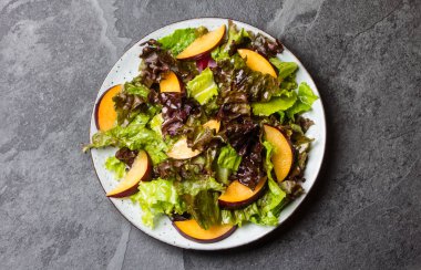 Marul salatası Erik, kayrak gri arka plan ile. Üstten görünüm