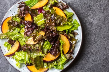 Marul salatası Erik, kayrak gri arka plan ile. Üstten görünüm