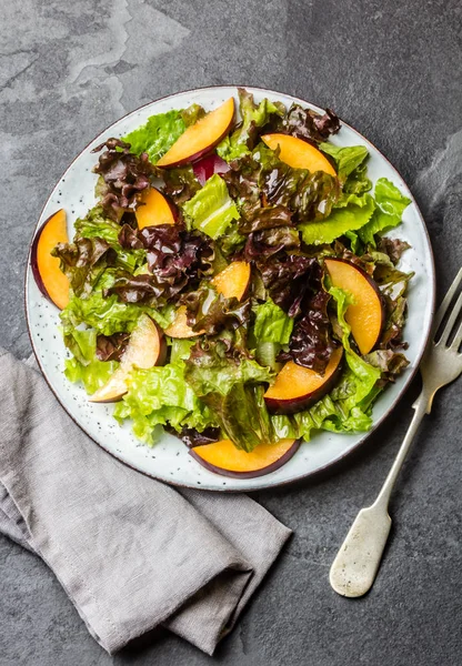 Salada Alface Com Ameixas Ardósia Fundo Cinza Vista Superior — Fotografia de Stock