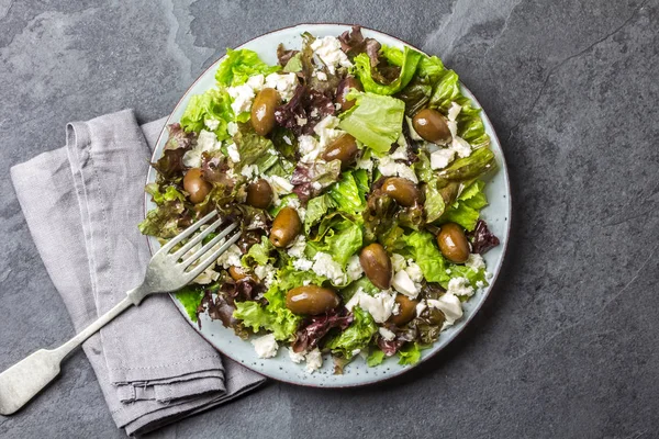 Salada Alface Com Feta Azeitonas Vista Superior Fundo Ardósia — Fotografia de Stock