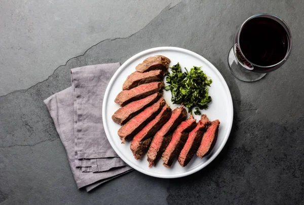 Střední Vzácné Hovězí Steak Bílém Štítku Skleničku Červeného Vína Břidlicové — Stock fotografie