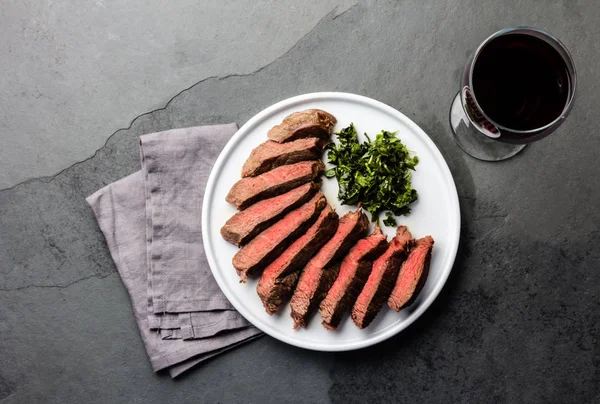 Mittelseltenes Rindersteak Auf Weißem Teller Glas Rotwein Schieferhintergrund — Stockfoto