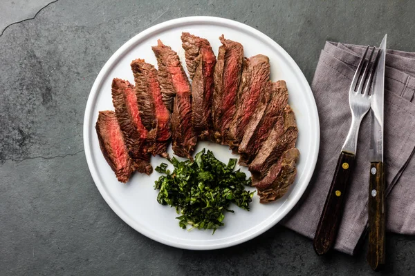 Mittleres Rindersteak Auf Weißem Teller Schiefergrund Ansicht Von Oben — Stockfoto