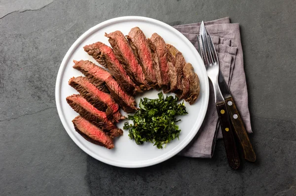 Steak Bœuf Moyen Sur Assiette Blanche Fond Ardoise Vue Dessus — Photo