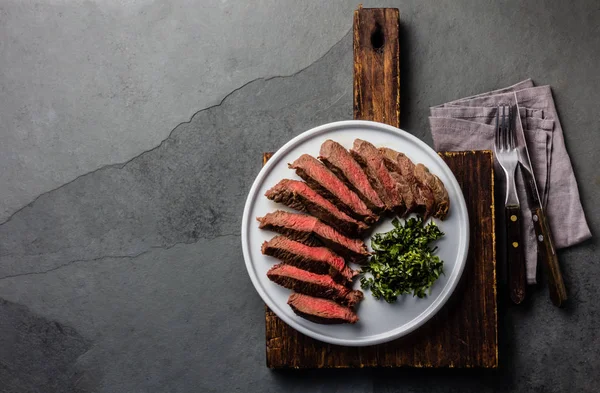 Steak Bœuf Moyen Sur Assiette Blanche Fond Ardoise Vue Dessus — Photo