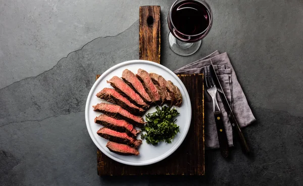 Střední Vzácné Hovězí Steak Bílém Štítku Skleničku Červeného Vína Břidlicové — Stock fotografie