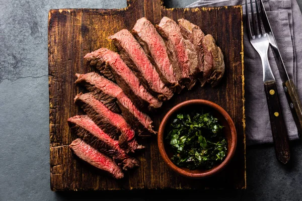 Rindfleischscheiben Medium Rare Steak Auf Holzbrett Glas Rotwein Auf Schiefergrund — Stockfoto