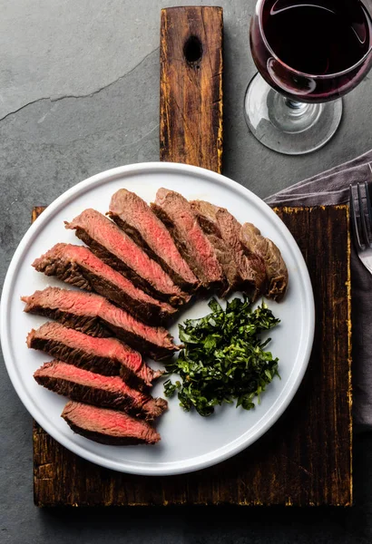 Steak Bœuf Moyen Rare Sur Assiette Blanche Verre Vin Rouge — Photo