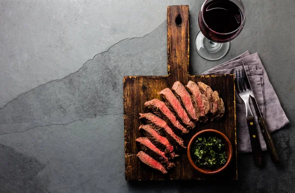 Plátky Hovězího Středně Krvavý Steak Dřevěné Desce Sklenici Červeného Vína — Stock fotografie