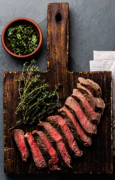 Mittelseltenes Beefe Steak Mit Kräutersoße Auf Holzbrett — Stockfoto