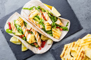 Meksika tavuk tako kayrak kurulu, kayrak gri arka plan üzerinde ızgara ananas ile