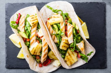 Meksika tavuk tako kayrak kurulu, kayrak gri arka plan üzerinde ızgara ananas ile