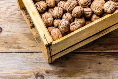 Ceviz ahşap arka plan üzerine bir kutu. Hasat kavramı