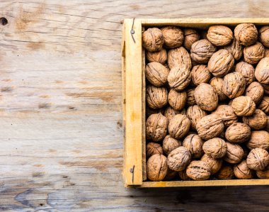 Ceviz ahşap arka plan üzerine bir kutu. Hasat kavramı