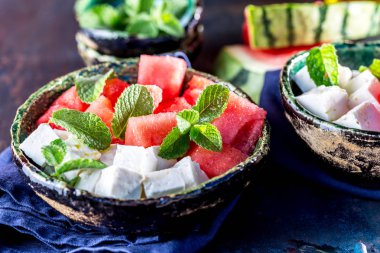 Zeytin yağı ile karpuz peynir ve naneli salata. Yakın çekim.