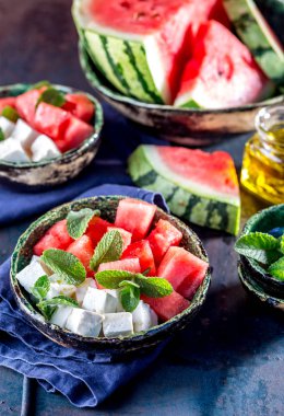 Zeytin yağı ile karpuz peynir ve naneli salata. Yakın çekim.