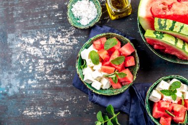 Zeytin yağı ile karpuz peynir ve naneli salata. Üstten görünüm.