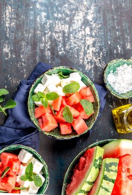 Zeytin yağı ile karpuz peynir ve naneli salata. Üstten görünüm.