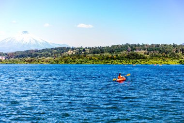 Lake Villarica Şili volkan Villarrica kayık Gölü Villarica üzerinde bakan Kano.
