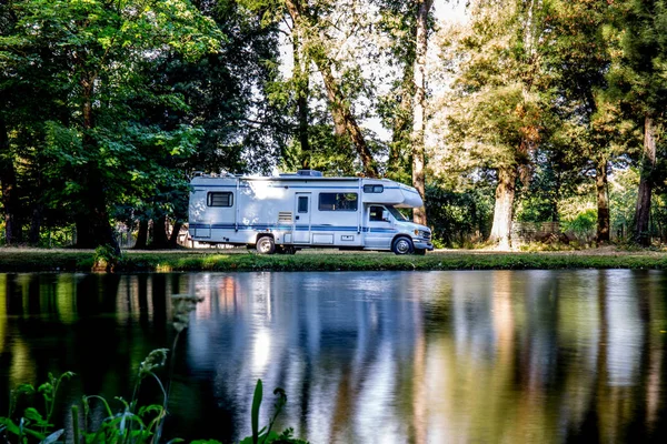 Kamyonet Karavan Ormandaki Veya Park Güney Şili Deki Aile Gezisi — Stok fotoğraf